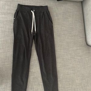 Mens Vuori Ponto performance pants. Charcoal gray size small